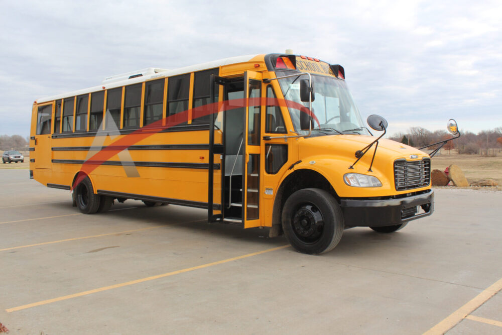 2015 Thomas Saf-T-Liner C2 20 Passenger + 5 Wheelchair - 3331