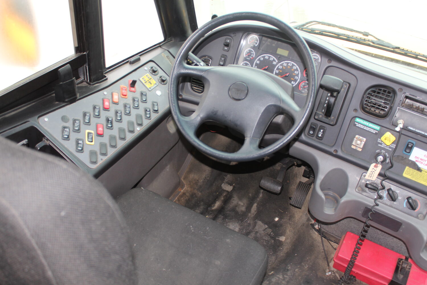 2015 Thomas Saf-T-Liner C2 9 Passenger + 4 Wheelchair - 3332