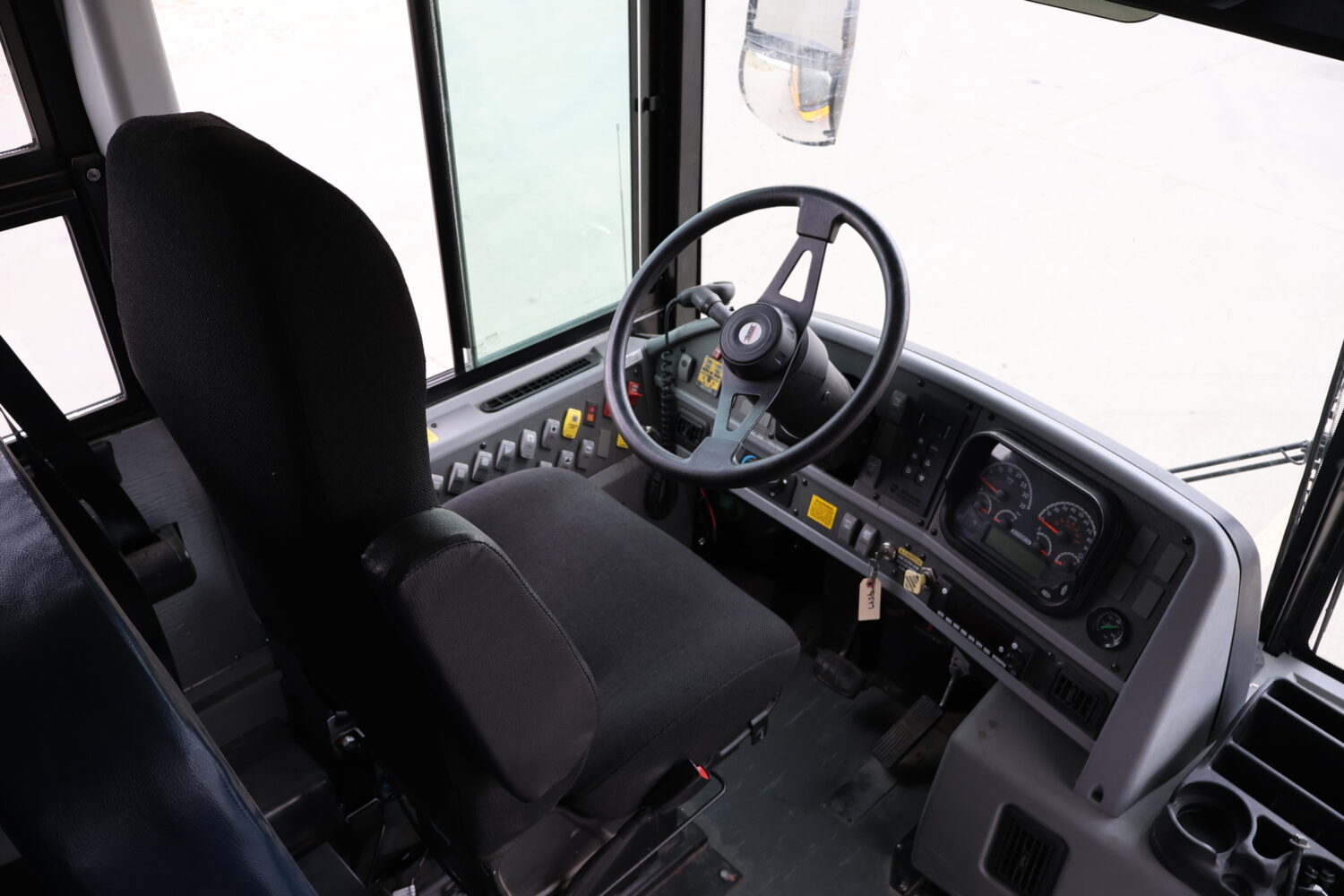 2023 Thomas Saf-T-Liner HDX 84 Passenger - 4547